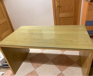 Escritorio de madera y cristal