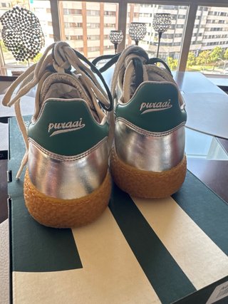 Zapatillas deportivas plateadas y verdes