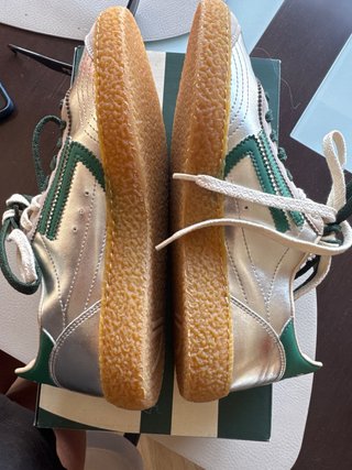 Zapatillas deportivas plateadas y verdes
