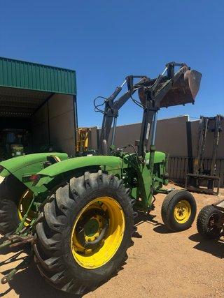 Tractor John Deere 21-20 con pala