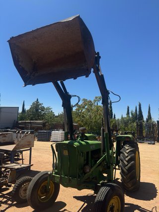 Tractor John Deere 21-20 con pala