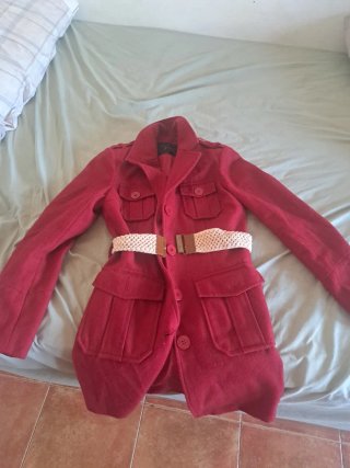 Abrigo rojo con cinturón