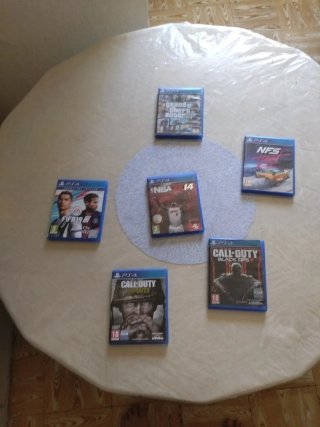 Consola PS4 Negra + 6 Juegos