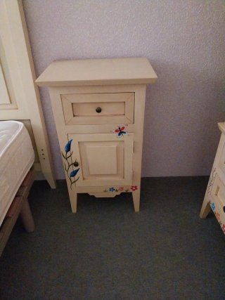 Armario infantil de madera pintado