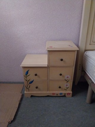Armario infantil de madera pintado