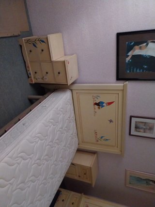 Armario infantil de madera pintado