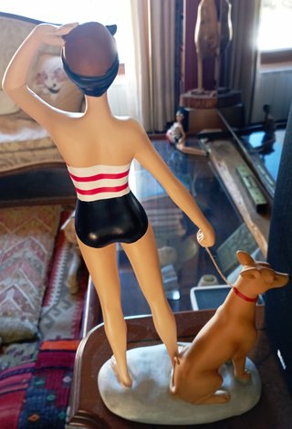 Figura Mujer Bañador con Perro