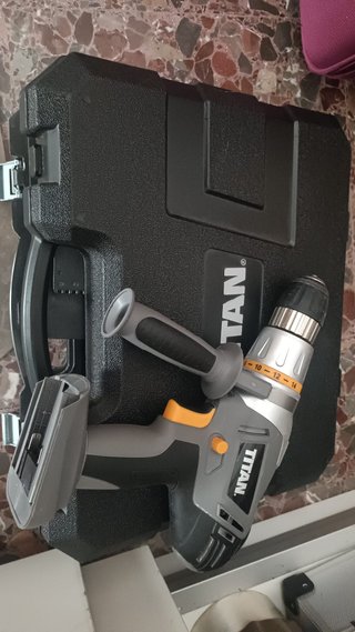 Taladro percutor Titan TTE273COM (sin baterías)