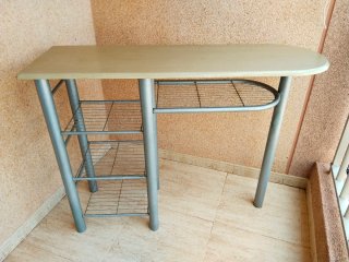 Mesa alta y 2 taburetes plegables