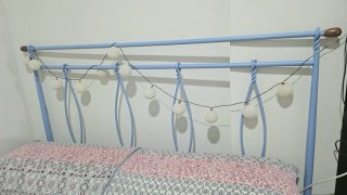 Cabecero de metal azul con detalles de madera