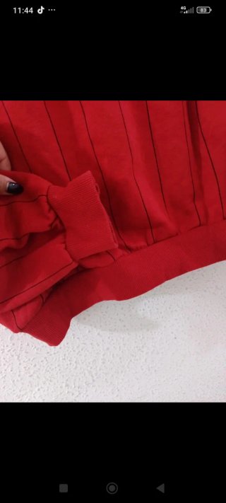 Sudadera con capucha roja y rayas negras