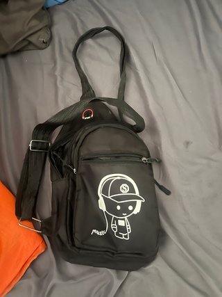 Bandolera negra con dibujo de niño