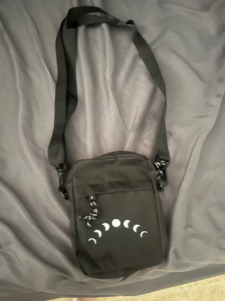 Bandolera negra con dibujo de niño
