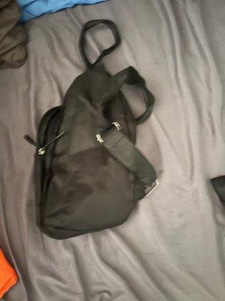 Bandolera negra con dibujo de niño