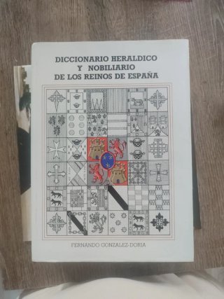 Diccionario heráldico y nobiliario de los reino...
