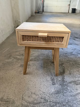Mesa auxiliar diseño moderno madera y ratán