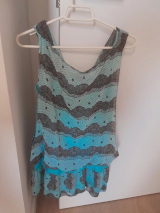 Dos camisas sin mangas