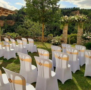 Conjunto de sillas apilables blancas