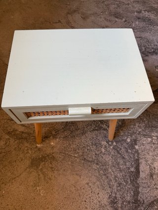 Mesa auxiliar de madera con ratán