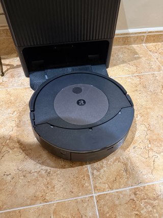 Robot Aspirador Negro con Base