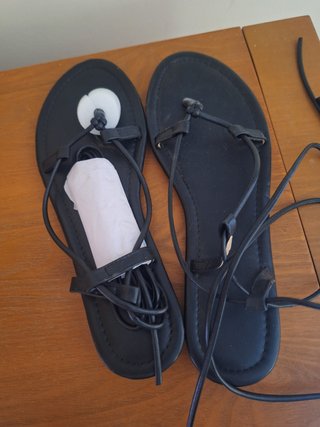 Sandalias de tiras negras
