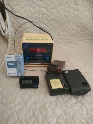 Lotto materiale elettronico vintage: radio, svegli