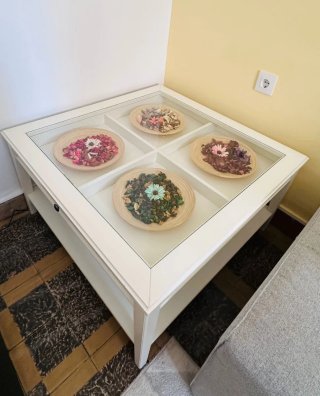 Mesa de centro blanca con cristal y cajón