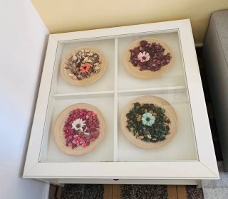 Mesa de centro blanca con cristal y cajón