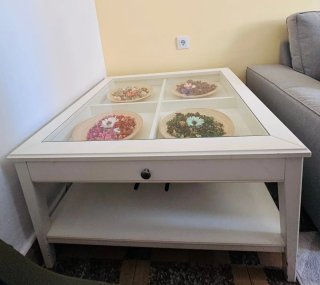 Mesa de centro blanca con cristal y cajón