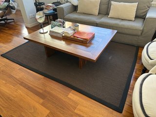 Tappeto nero con bordo in tessuto