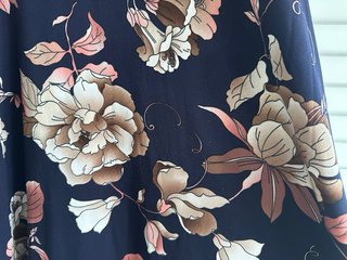 Vestido Gilli floral midi azul marino