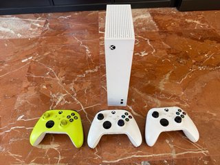 Xbox Series S 512GB + 3 Mandos