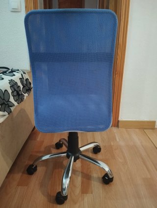 Silla juvenil giratoria azul y plateada