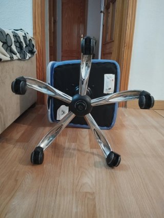 Silla juvenil giratoria azul y plateada