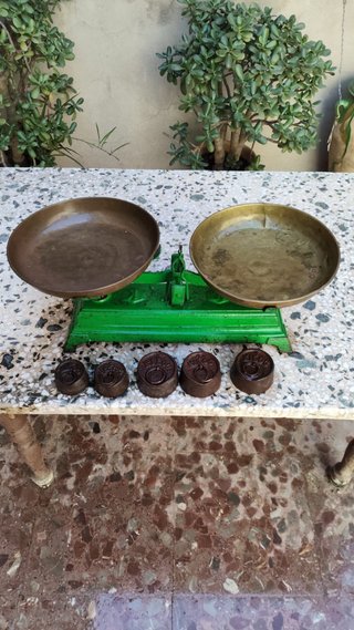 Báscula antigua latón y pesas