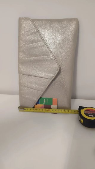 Bolso de fiesta dorado con detalles