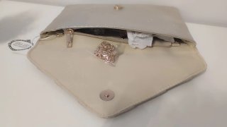 Bolso de fiesta dorado con detalles