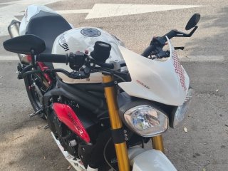 Triumph Speed Triple moto naked