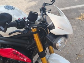 Triumph Speed Triple moto naked
