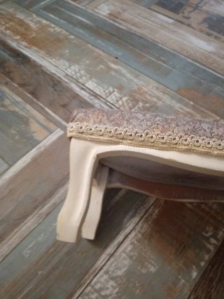 Sgabello beige e oro