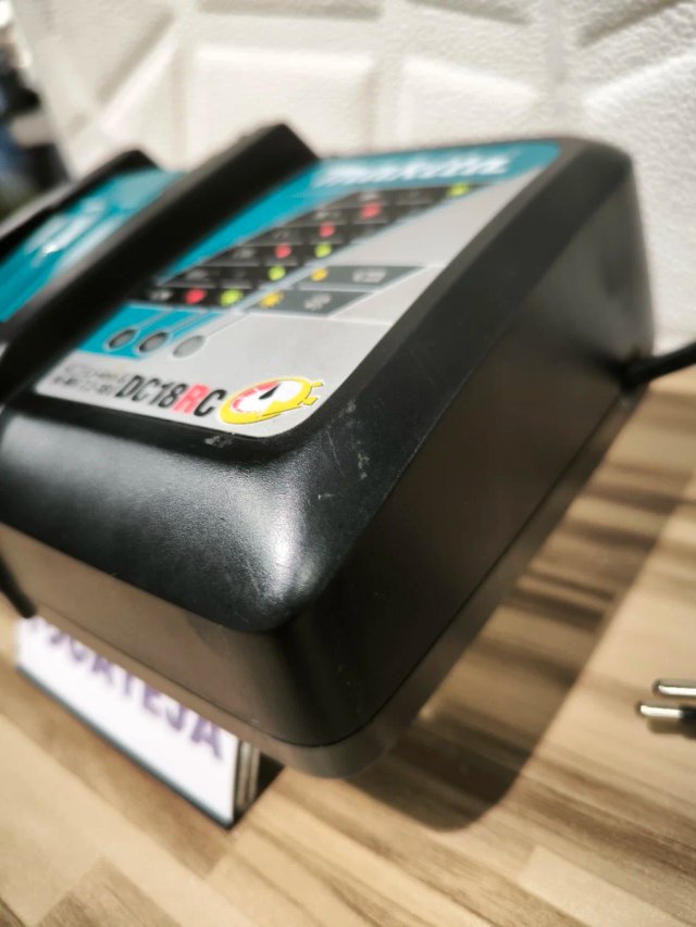 Cargador Makita DC18RC