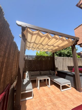 Pérgola de madera con toldo beige