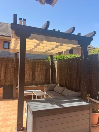 Pérgola de madera con toldo beige
