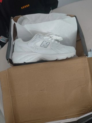 Zapatillas New Balance Plata y Blanco