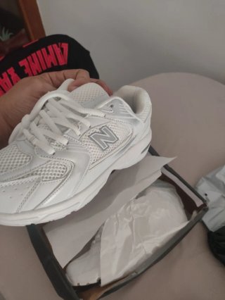Zapatillas New Balance Plata y Blanco