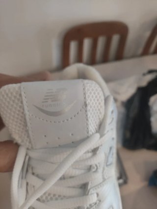 Zapatillas New Balance Plata y Blanco
