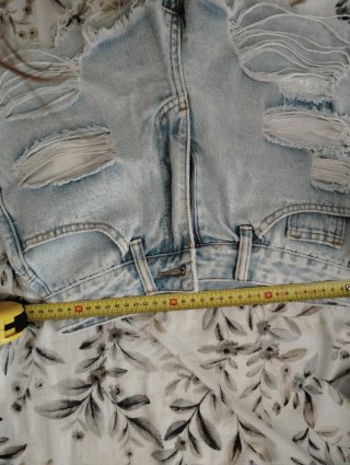 Shorts jeans strappati azzurri,veste una S/M