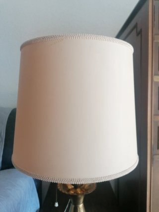 Lámpara de mesa dorada y beige