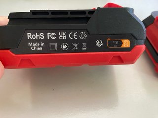 Desbrozadora eléctrica roja y plateada