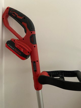 Desbrozadora eléctrica roja y plateada